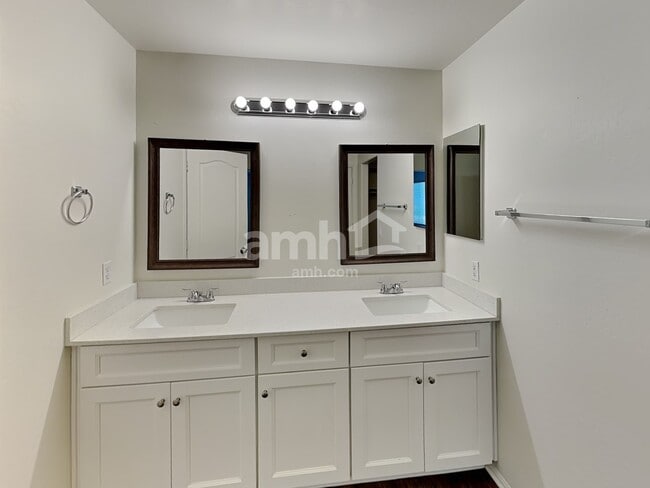 Building Photo - 466 E Penny Ln