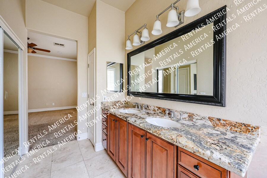 Building Photo - 2211 W Olive Way