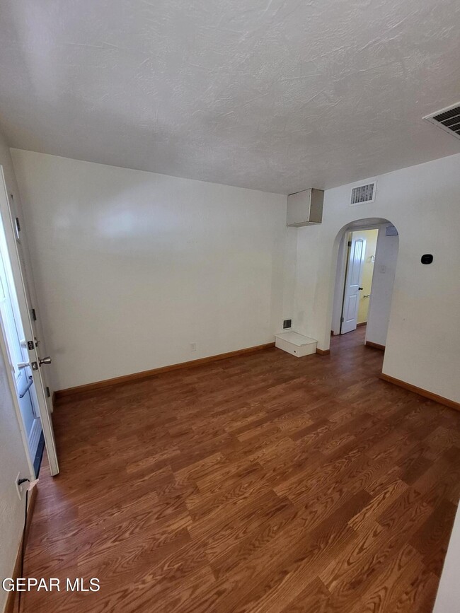 Building Photo - 3134 Van Buren Ave