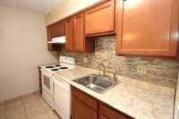 Building Photo - LYNWOOD APARTMENTS -- 001