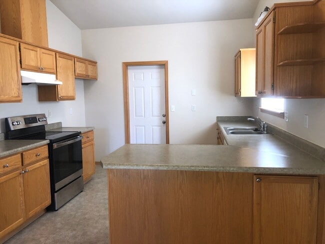 Building Photo - This beautifully maintained 3 bedroom, 2 b...