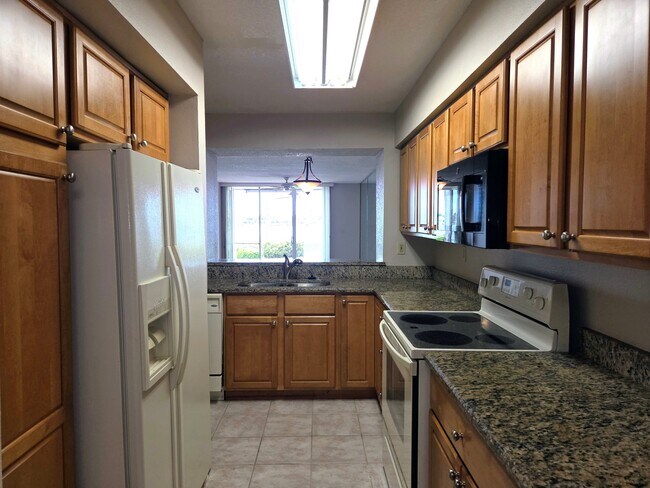 Building Photo - 5801 Bahia Del Mar Cir