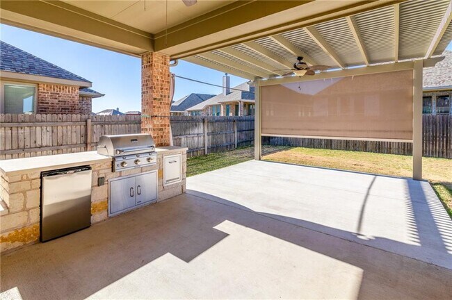Building Photo - 425 Miracle Rose Way