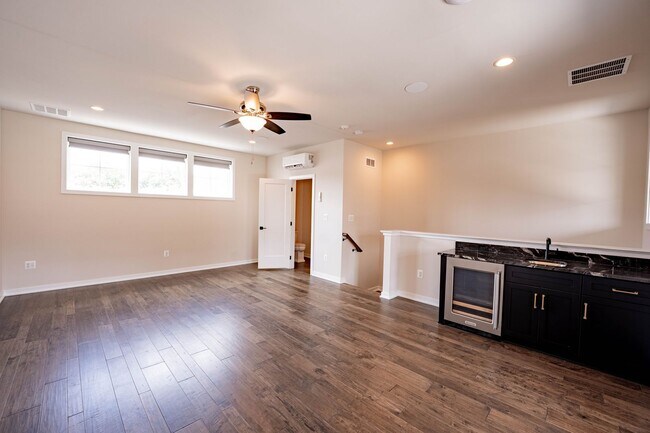 Building Photo - Luxury Reston Rental