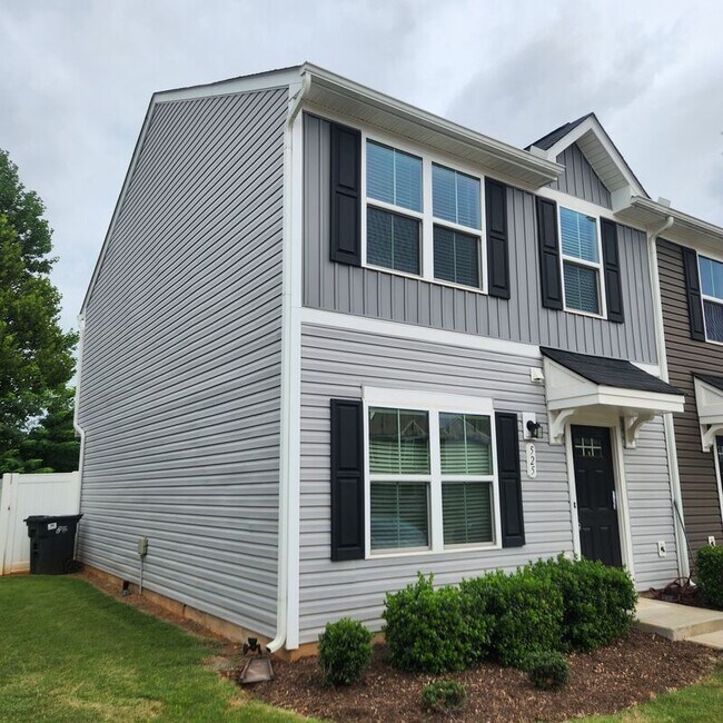 Building Photo - 525 Hampton Townes Dr