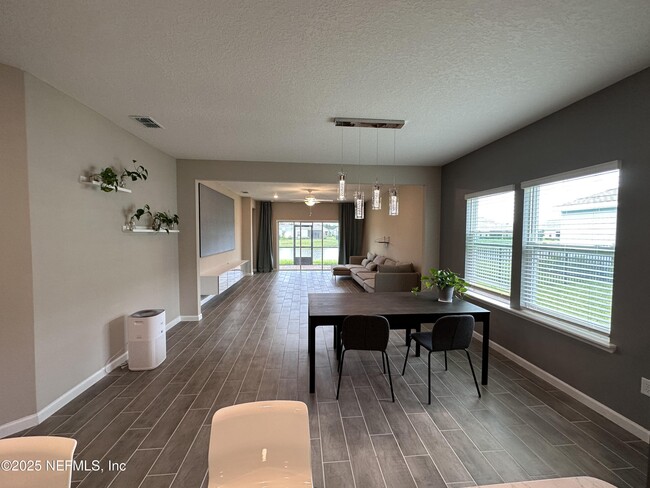 Building Photo - 3960 Cloverdale Ct