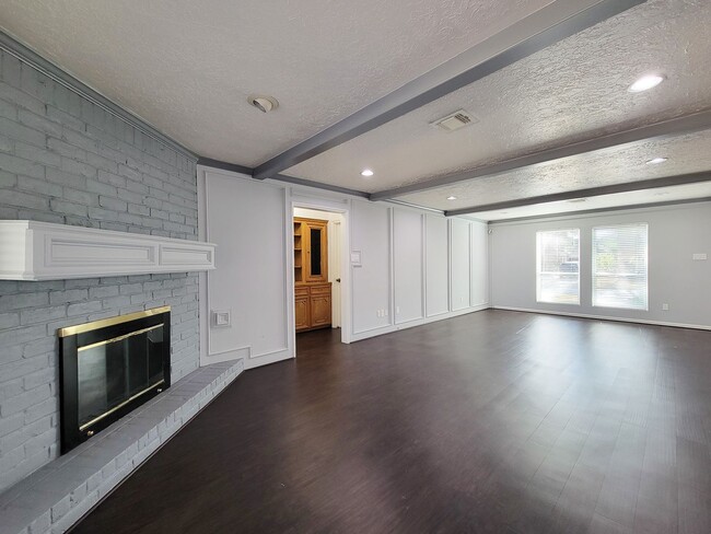 Building Photo - Amazing Cottage Charm Designer Home with Lush Landscaping, Sprinkler System, New Insulated Window...