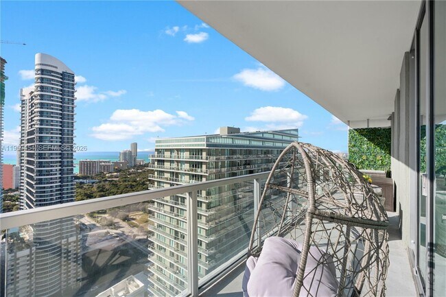 Building Photo - 1111 SW 1st Ave