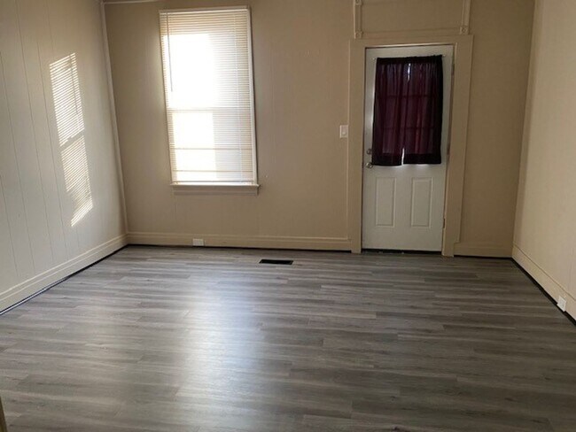 Building Photo - 3 Bedroom Home