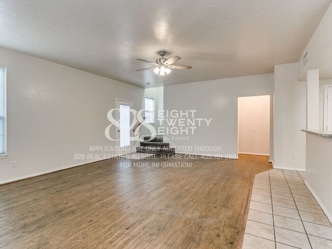 Building Photo - *AVAILABLE NOW!* Spacious 3 Bed/2.5 Bath Duplex Townhome Available in Norman!
