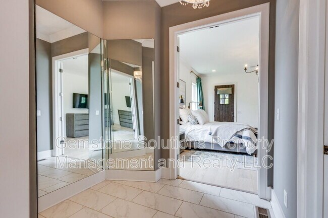 Building Photo - 1806 Burland Cres