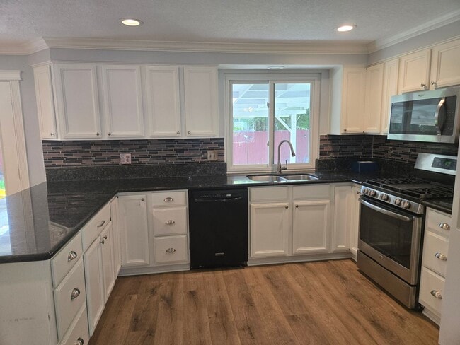 Building Photo - Hyland Hills 5 Bedroom Gem