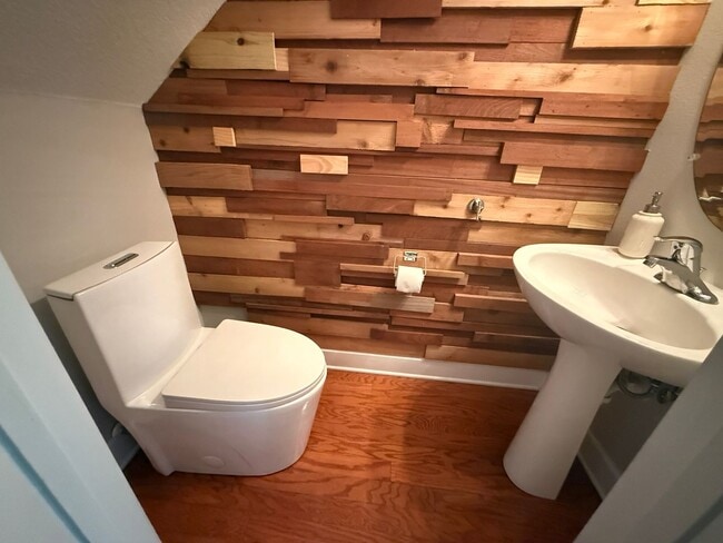 Building Photo - 3 Bed/2.5 Bath, 2 Story Townhouse in Summi...
