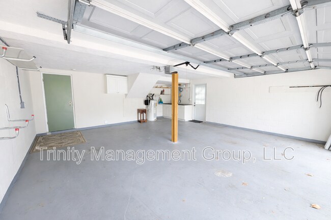 Building Photo - 8605 Wagon Wheel Ln