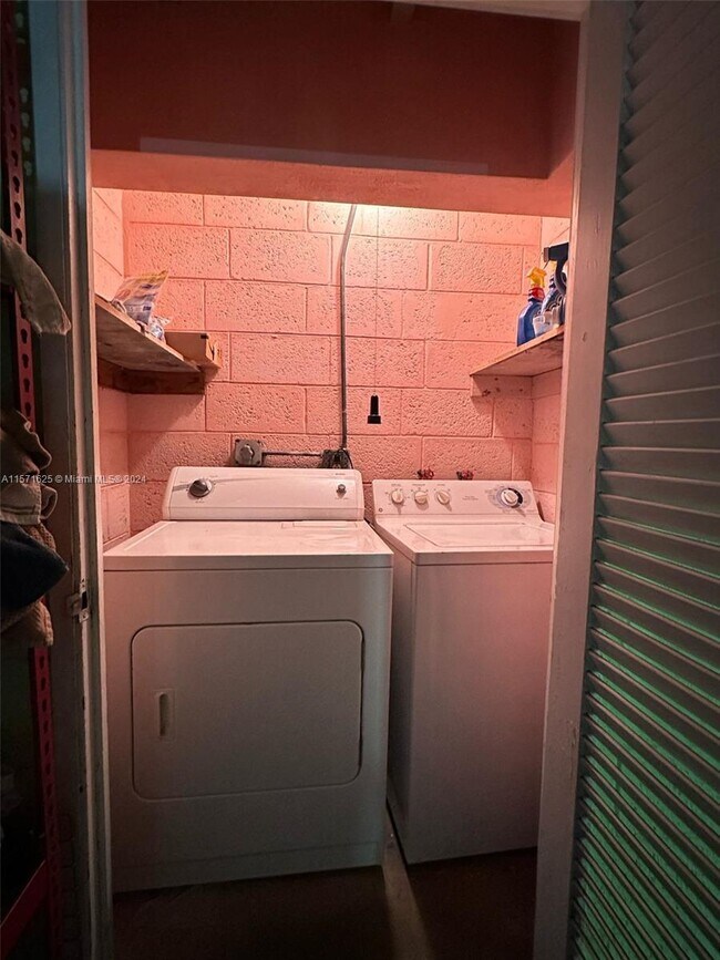 Building Photo - 1753 NE 18th St