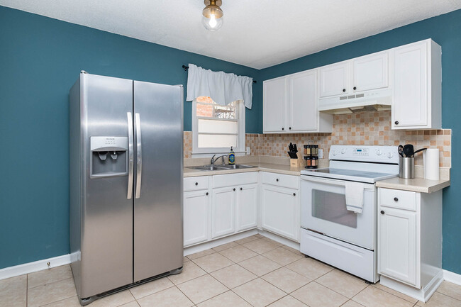 Bright kitchen - 123 Archdale Dr