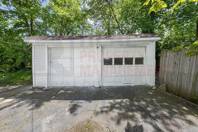 Building Photo - 3353 E 132nd St