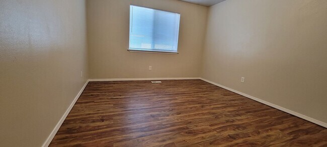 Building Photo - Caldwell 4 Bedroom 2 Bath Home + Bonus Room!