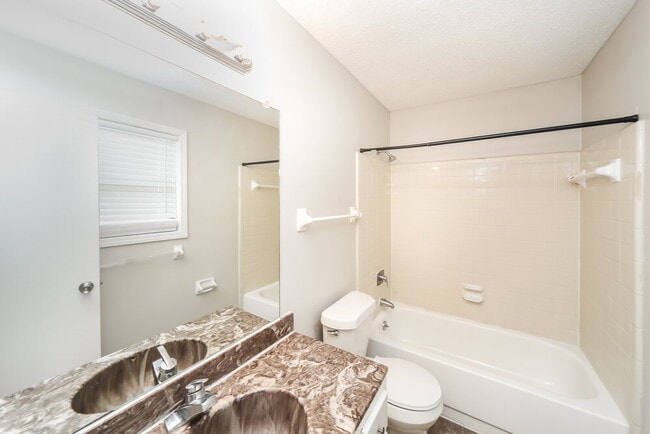 Building Photo - 2604 Lynnfield Rd