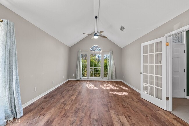 Building Photo - Check Out this 4 bed 2 bath