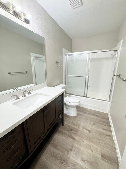 Building Photo - 5042 Cleves St