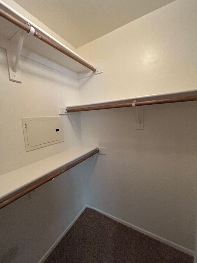 Building Photo - 1287 N Alma School Rd