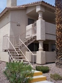 Building Photo - Open & Bright: End Unit with Ideal Layout