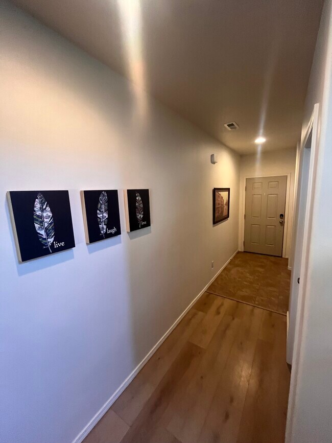 Entry - 61489 SE Luna Pl