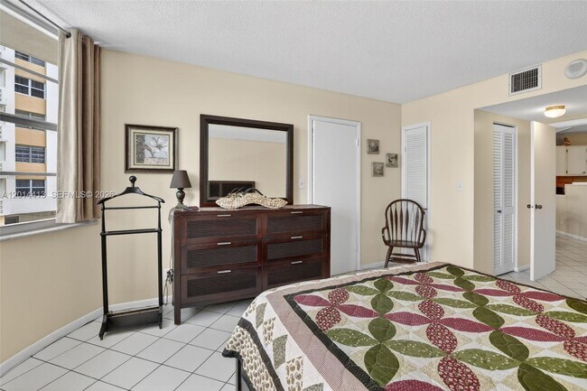 Building Photo - 1817 S Ocean Dr