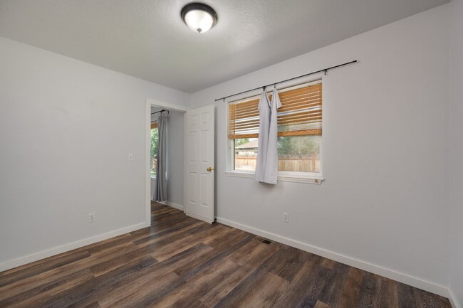 Building Photo - "Charming 3 bed / 2 Bath w/ Additional Off...