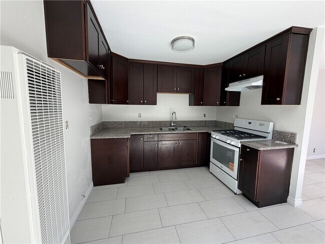 Building Photo - 2052 Lewis Ave