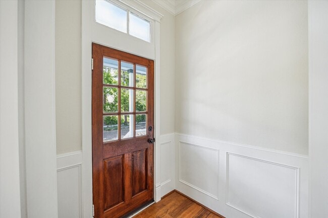 Building Photo - 806 Sabine St