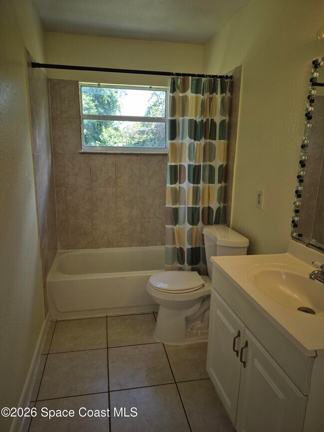 Building Photo - 819 Cedar Dr
