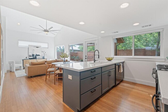 Building Photo - 402 W 55th St
