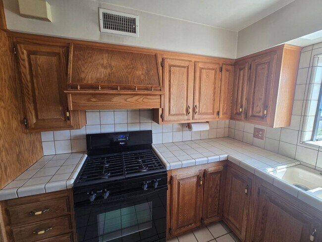 Building Photo - Spacious Single Family Home in Garden Grove for Lease