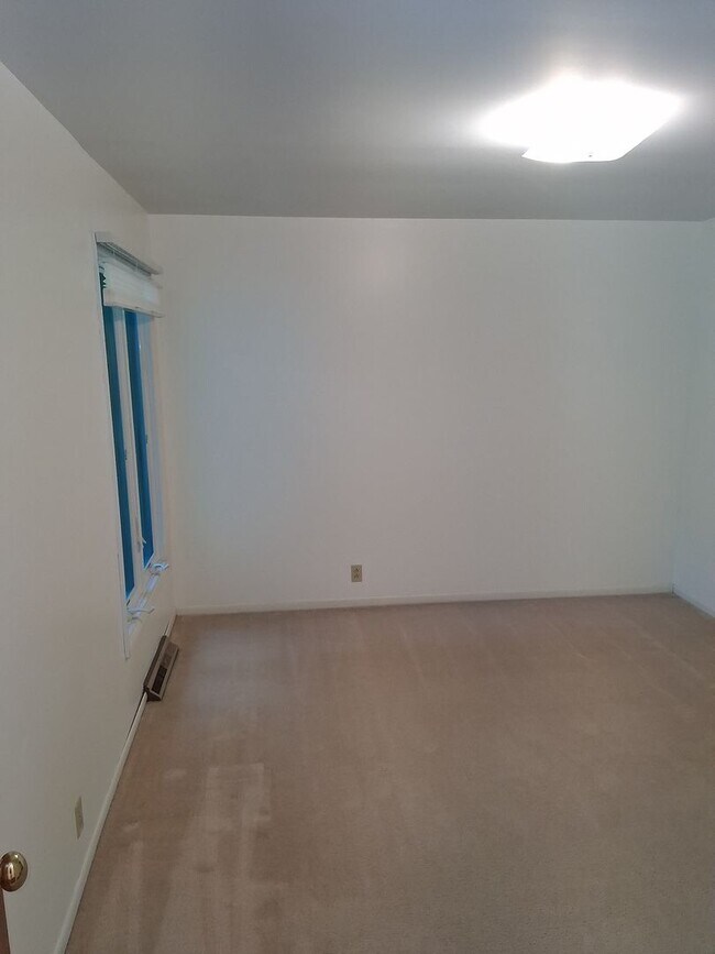 Building Photo - Beautiful 3-Bedroom Home with Pool on Lakeshore Drive