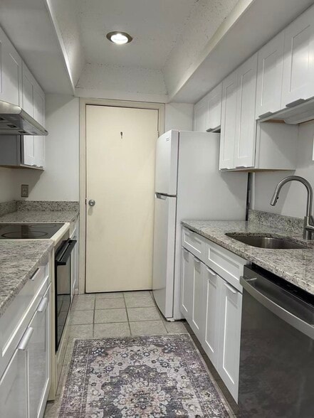 Building Photo - 991 Manor Ln