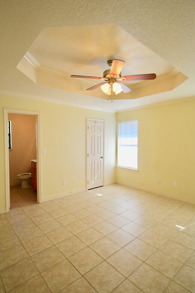 Building Photo - Lovely 3 bedroom 2 bathroom 2 car garage h...