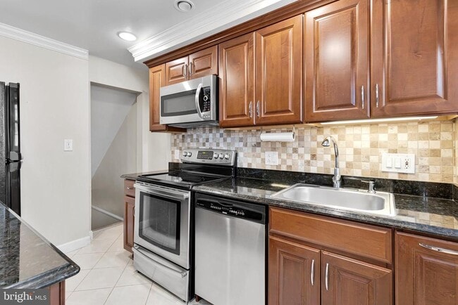 Building Photo - 3011 S Buchanan St