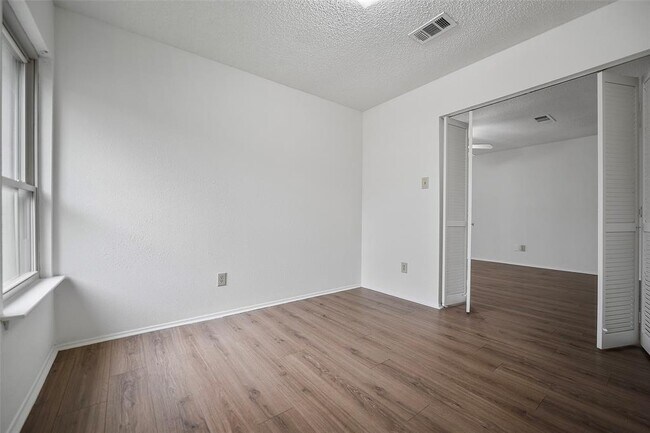 Building Photo - 2387 Crescent Park Dr