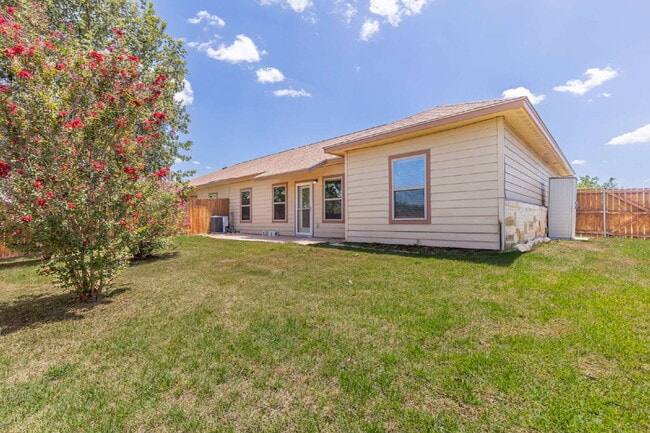Building Photo - Charming open floor style home!