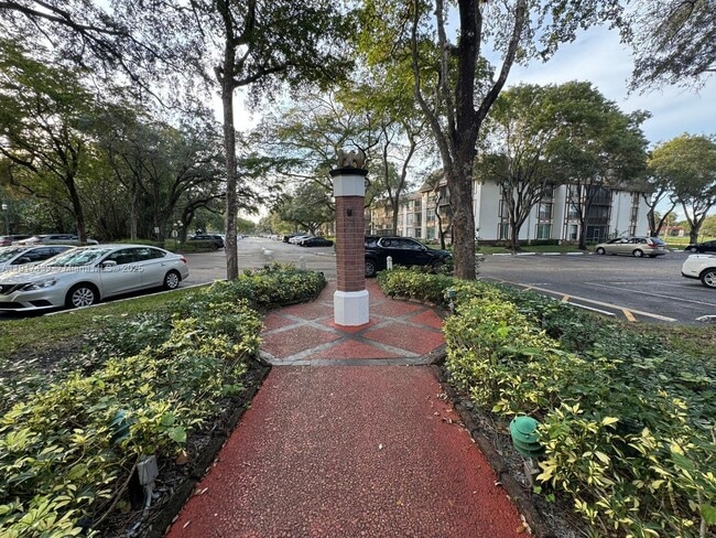 Building Photo - 3730 Inverrary Dr