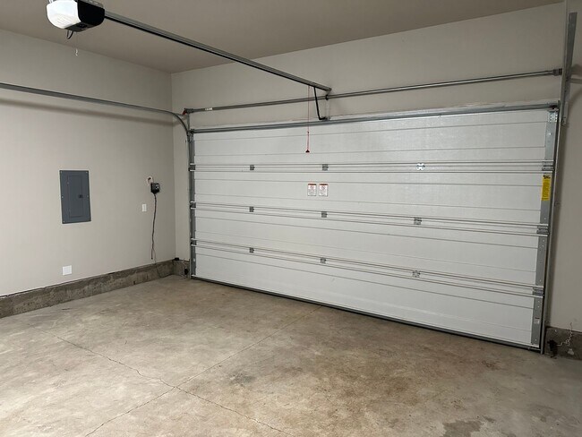 Building Photo - 591 / 818 Duplex