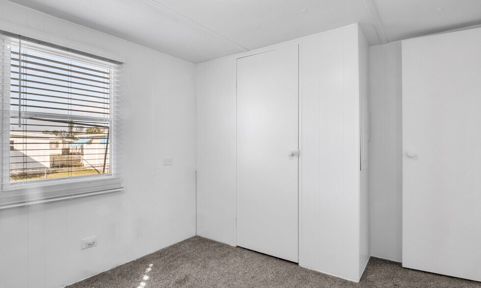 3RD BEDROOM - 209 50th Avenue Plz E