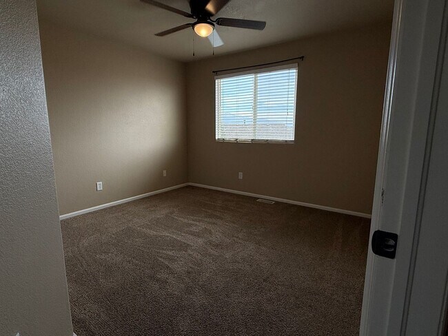 Building Photo - Beautiful 3 Bed / 3 Bath Home in Desirable D49!