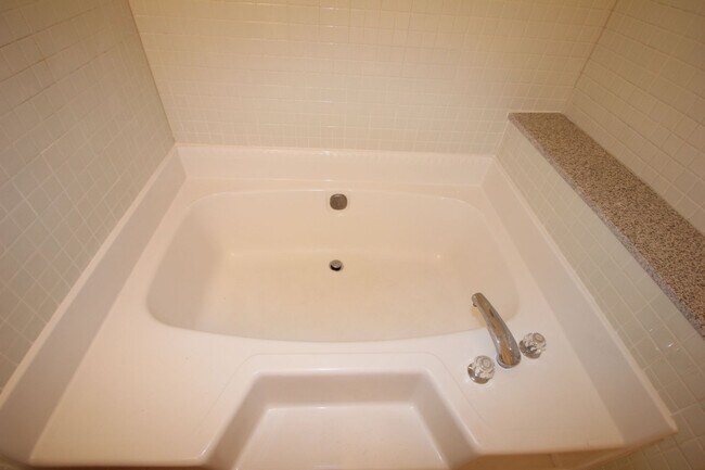 Building Photo - Lovely 2 Bed 2 Bath Downstairs Condo in Gr...