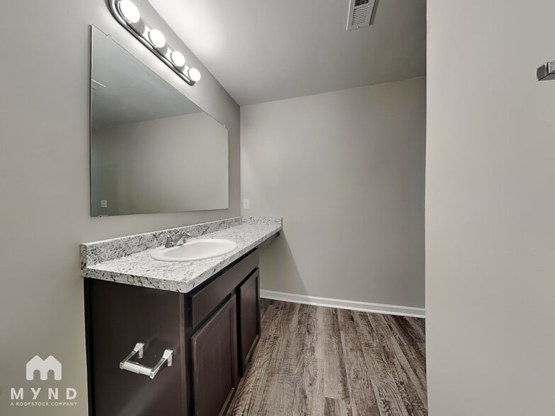 Building Photo - 816 The Heights Ln