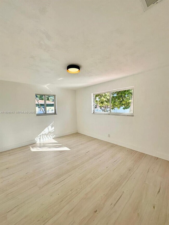 Building Photo - 629 SW 4th St