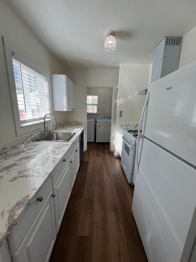 Building Photo - Modern Midtown Living! Stylish 1BD/1BA Dup...