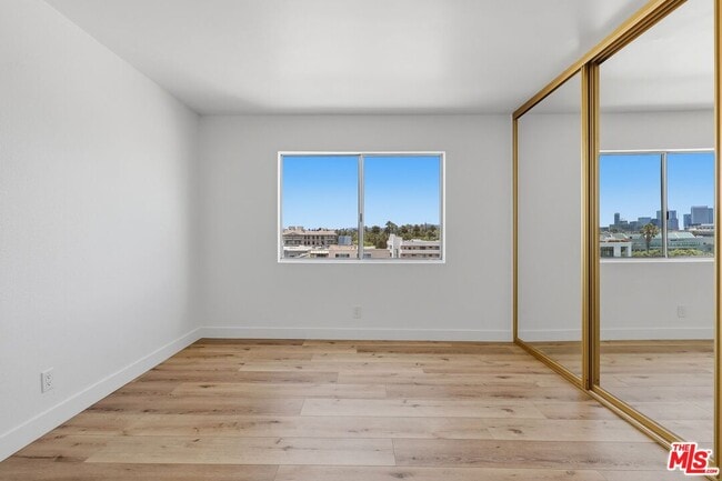 Building Photo - 435 N Oakhurst Dr